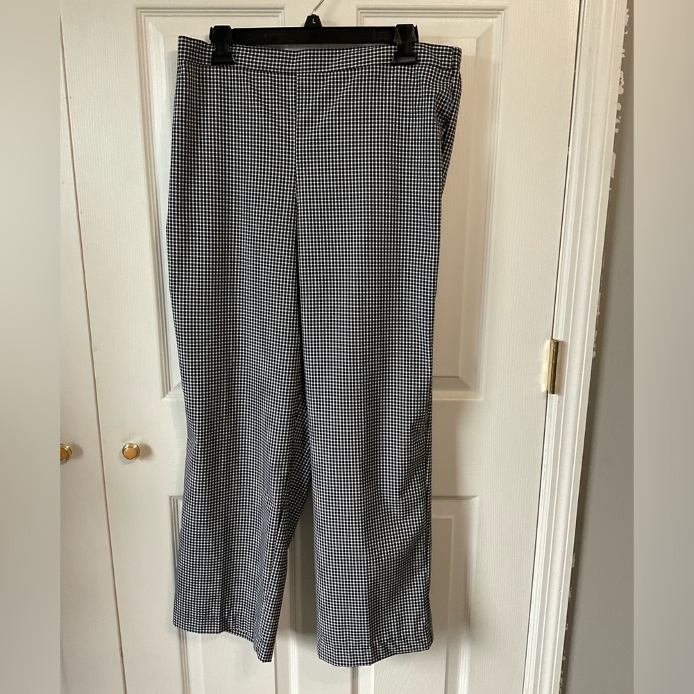 Alfred Dunner Capris. Black and white. size 14.